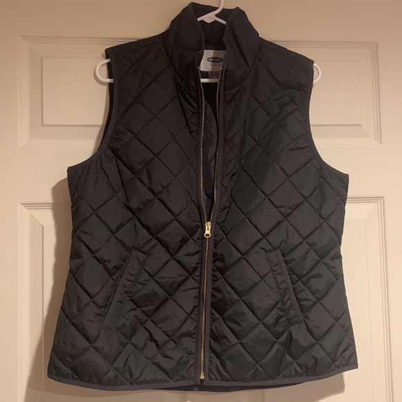 Old Navy Black Vest. LIKE NEW CONDITION - Picture 2 of 4